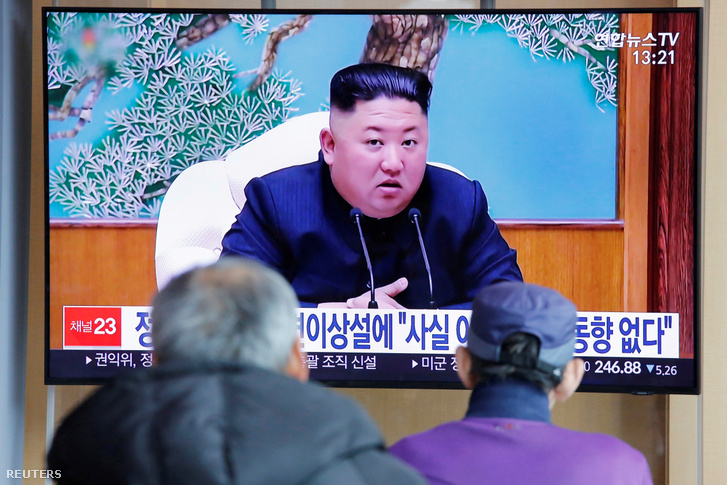 Az észak-koreai vezérről szóló híradást néznek dél-koreaiak Szöulban, április 21-én