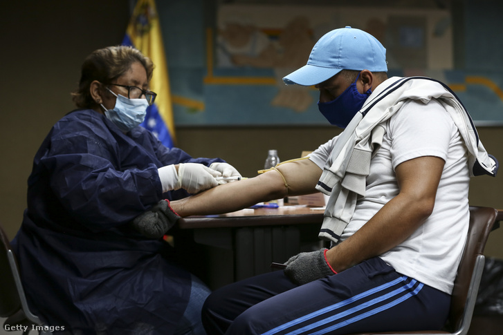 Egy kubai orvosi koronavírus vizsgálatot végez.