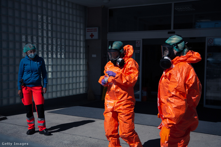 Védőruhát viselő egészségügyi dolgozók a szlovén Bled városában 2020. április 16-án