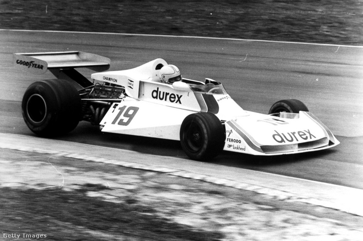 Alan Jones a Durex Team Surtees autójában 1976-ban