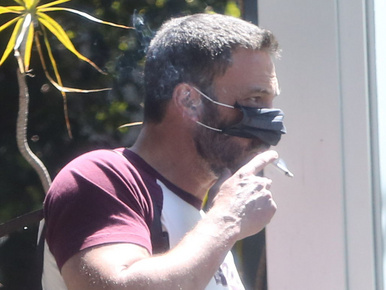 Oké, miért érdekes annyira, hogy Ben Affleck így cigizik?
