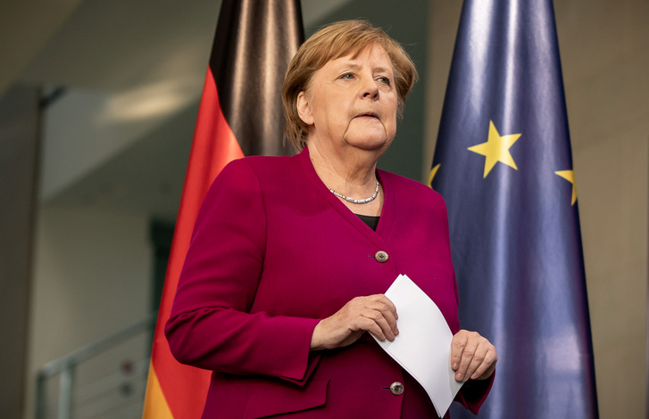 Angela Merkel érkezik sajtótájékoztatóra Berlinben, 2020. április 23-án