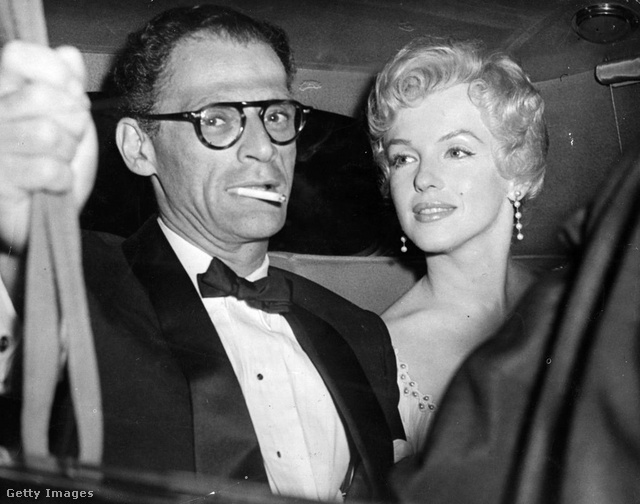 Arthur Miller és Marilyn Monroe amint egy partira tartanak