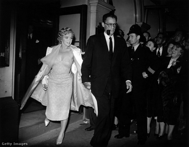 Marilyn Monroe és Arthur Miller elhagyják a londoni Lyric Theatre-t