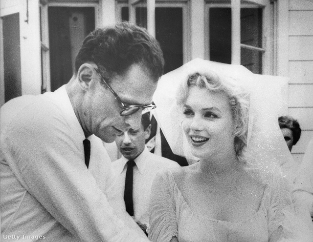 Arthur Miller és Marilyn Monroe esküvőjükön