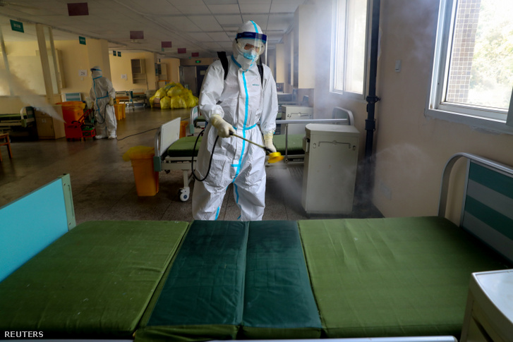 Védőfelszerelésben fertőtlenítő dolgozó a vuhani 7. számú kórházban 2020. március 19-én