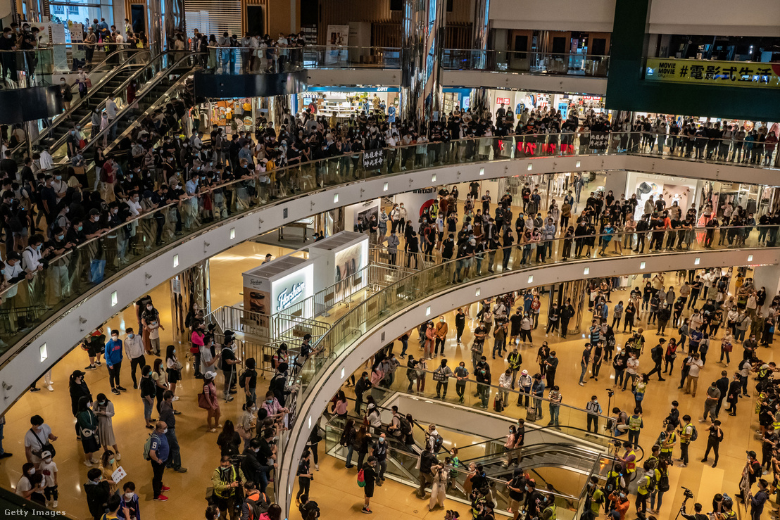 Kormányellenes tüntetők Hongkong egy bevásárlóközpontjában 2020. április 26-án.