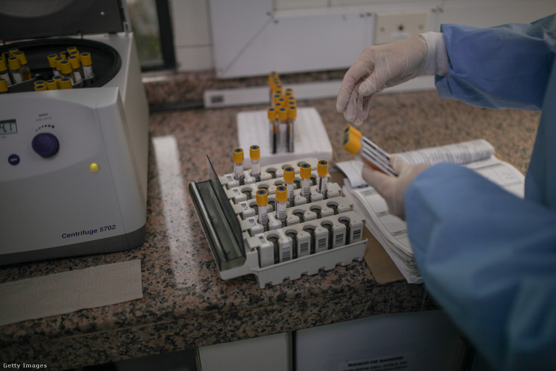 Koronoavírus-tesztre váró vérminták egy bogotai laborban 2020. április 8-án