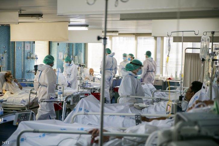 Új koronavírussal fertőzött betegeket ápolnak a madridi Ramon y Cajal kórház intenzív osztályán április 24-én.