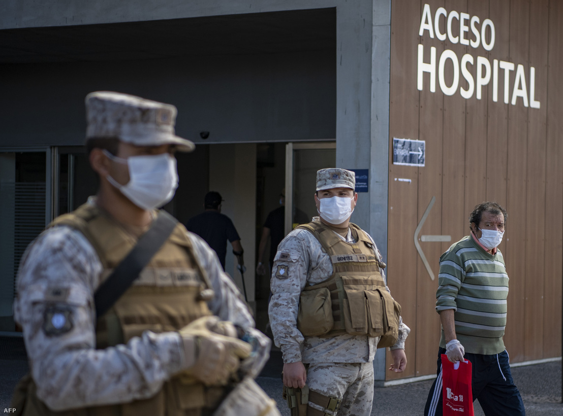 Katonák egy santiagói kórház előtt Chilében 2020. április 27-én