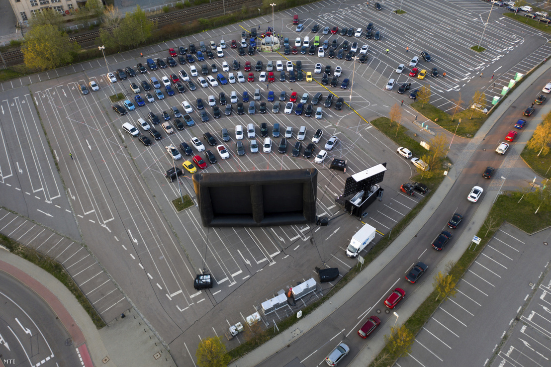 Drónnal készült kép nézőkről egy újonnan nyílt chemnitzi autósmoziban 2020. április 22-én.