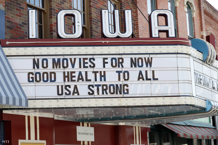 "Jelenleg nincs filmvetítés Jó egészséget mindenkinek! Az Egyesült Államok erős" felirat olvasható egy mozi hirdetőtábláján az iowai Wintersetben 2020. április 1-jén.