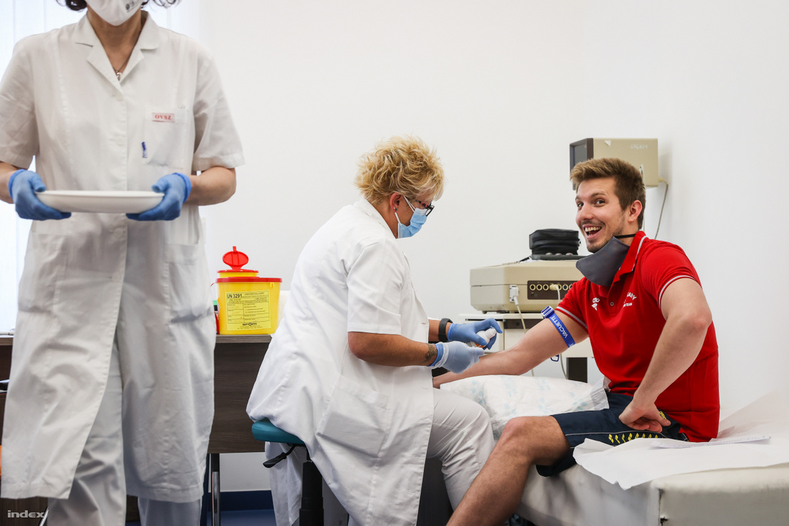 Kozma Dominik úszótól vesznek vért a koronavírus-fertőzésen átesett élsportolók vérplazma-adásán.