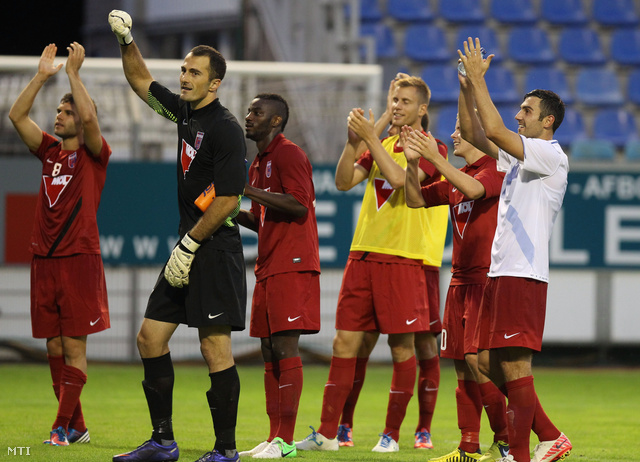 A magyar Videoton játékosai ünnepelnek, miután 3-0-ra győztek a belga Gent ellen