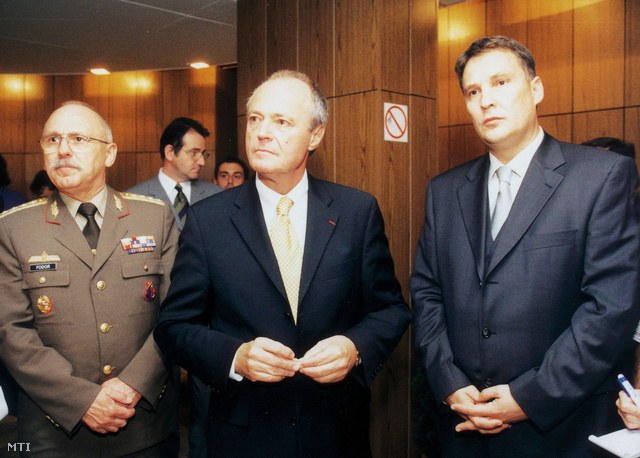 Fodor Lajos vezérezredes a HM vezérkari főnöke Medgyessy Péter és  Juhász Ferenc  honvédelmi miniszter.