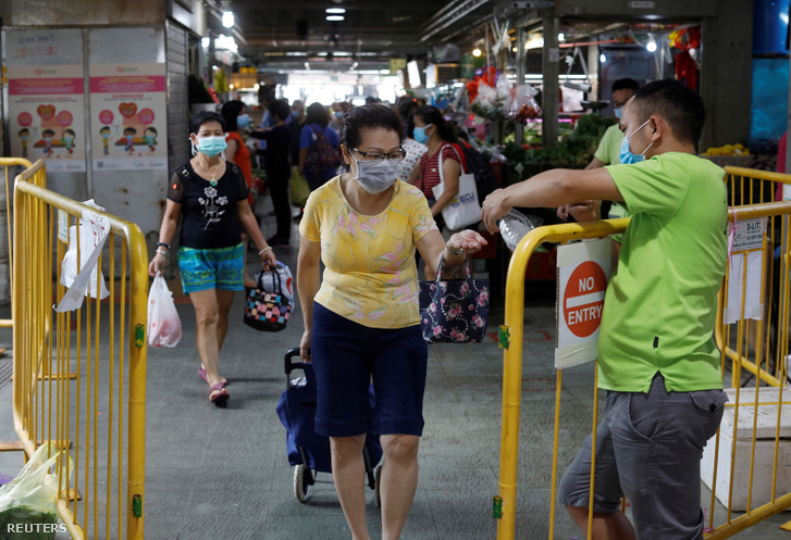 A kezét fertőtleníti egy vásárló egy szingapúri piacon 2020. április 23-án.