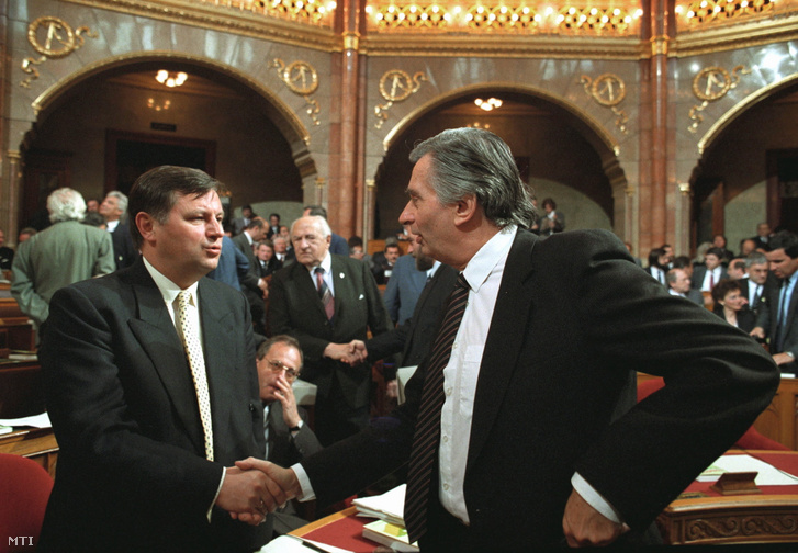 Németh Miklós miniszterelnök és Antall József a Magyar Demokrata Fórum elnöke köszöntik egymást az ülésteremben amikor 1990. május 2-án délelőtt 10 órakor 43 esztendő után ismét demokratikusan megválasztott országgyűlés kezdte meg munkáját a Parlamentben.