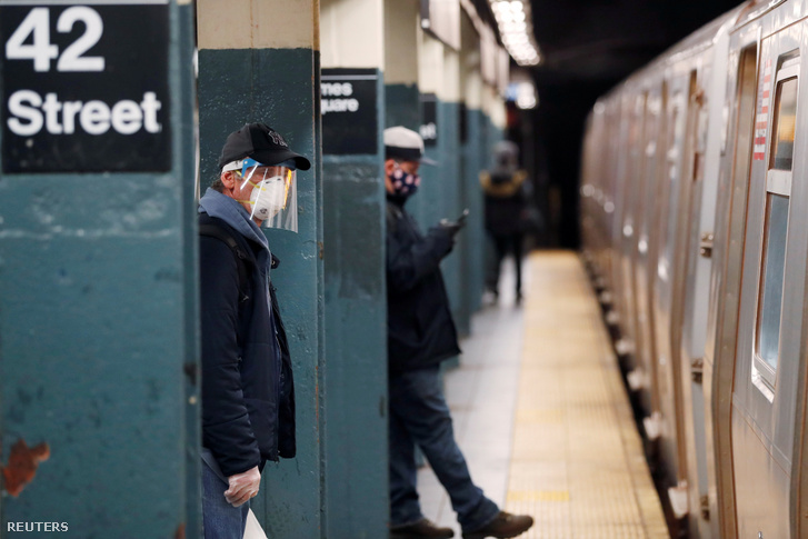 Maszkot viselő utasok a New York-i metróban 2020. április 30-én