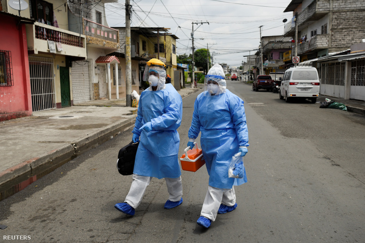 Az ecuadori egészségügyi minisztérium koronavírus betegséggel foglalkozó gyorsreagálású csoportjának tagjai mennek mintavételre Guayaquilben 2020. április 29-én