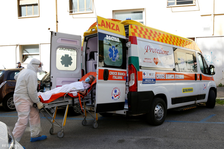 Mentőápolók viszik egy római idősotthon egyik lakóját kórházba Covid-19-fertőzés gyanújával, május 2-án