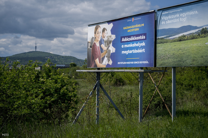Óriásplakát Pécsen 2020. május 3-án