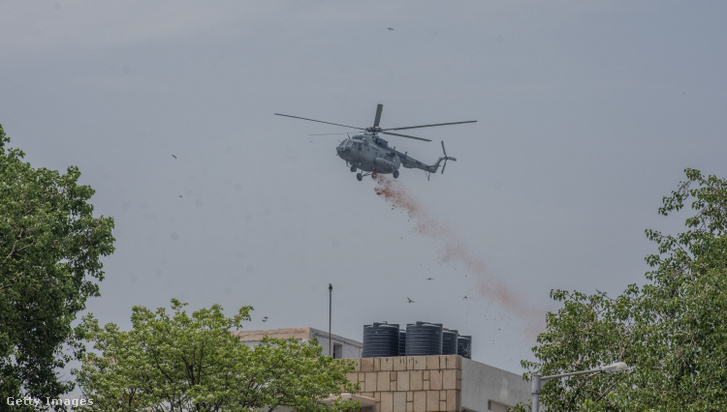 Új-Delhiben egy katonai helikopter virágszírmokat szór egy kórházra 2020. május 3-án.