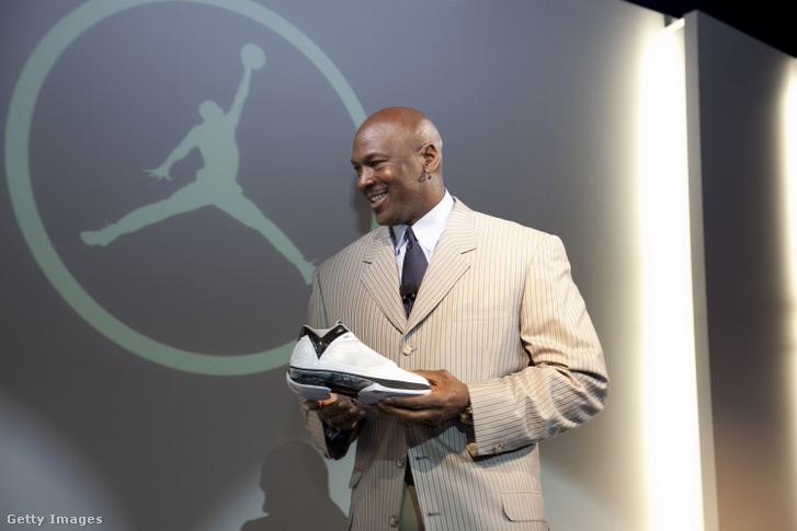 Michael Jordan egy Nike cipőmodellel