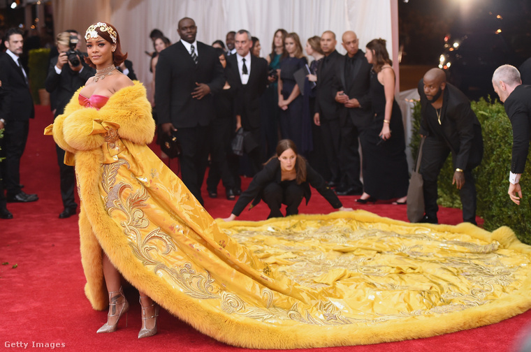 A ruha, ami 25 kilót nyomott.Rihanna 2015-ben egy kanárisárga Gui Pei remekműben lépett a szőnyegre, ami 55 fontot, azaz nagyjából 25 kilót nyomott