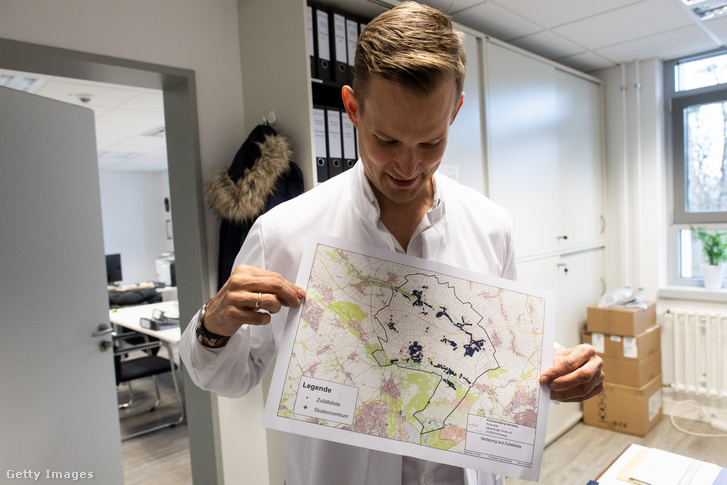 Hendrik Streeck professzor, a Bonni kórház virológiai intézetének igazgatója kezében tartja a Heinsberg körzetben található Gangelt térképét.