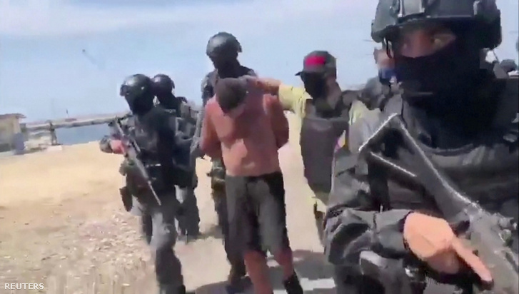 Venezuelai katonák egy gyanúsítottat szállítanak 2020. május 4-én.
