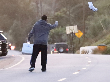 Adam Sandler ételt dobott a biztonsági őrének
