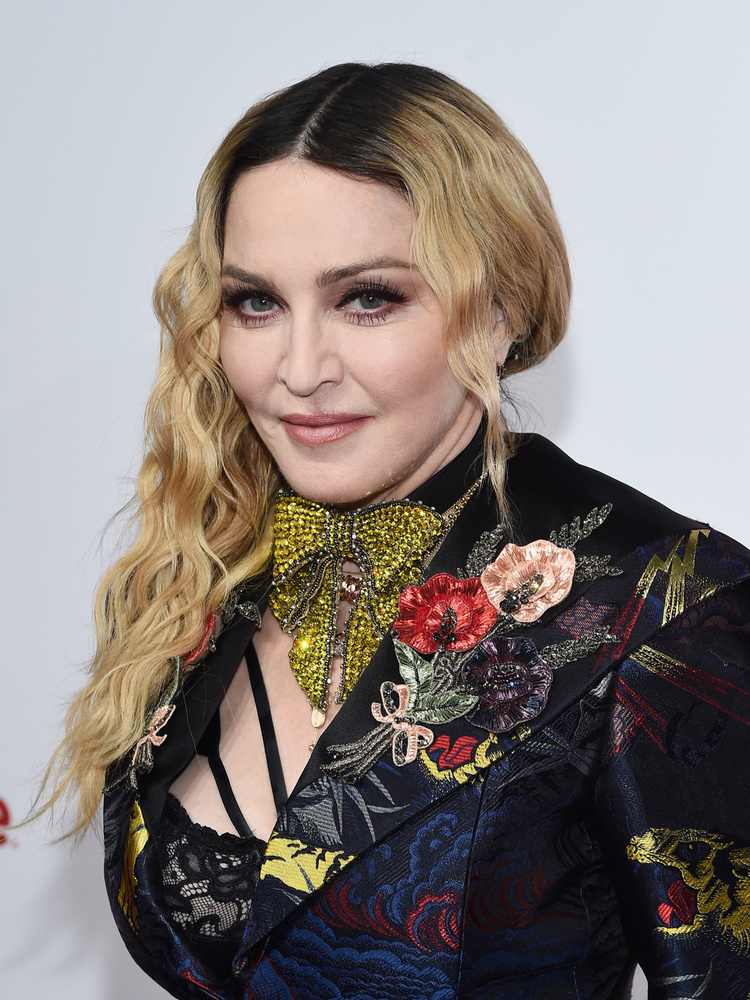 MadonnaAz énekesnő éppen Budapesten forgatott az Evita című musicalhez 1996-ban, amikor kiderült, hogy terhes első gyermekével, Lourdes Leonnal