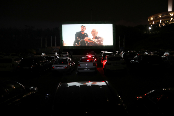 Autós mozi a a Milad torony parkolójában