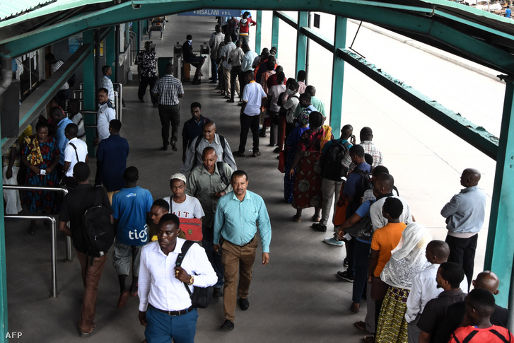 Dar es-Salaam buszpályaudvarán várakozók sem tartják a koronavírus-járvány miatt szükséges távolságot 2020. április 16-án