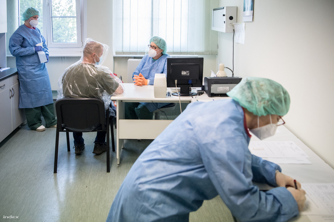 Kelen Kórház rendelőjében koronavírus tesztet végeznek 2020. április 24-én