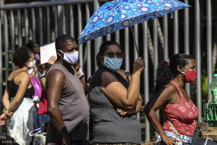 Védőmaszkot viselő emberek egy bank előtt várakoznak Brazíliában 2020. május 5-én