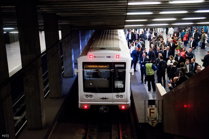 Az M3-as vonalon közlekedő első felújított metrószerelvény Budapesten a Határ úti megállóban 2017. március 20-án