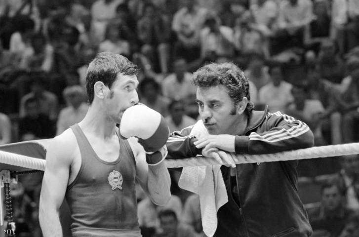 Gedó György (b) ökölvívó a szovjet Ivanov elleni győztes mérkőzése egyik szünetében Papp Lászlóval beszélget a ringben. Gedó ökölvívás-papírsúlyban aranyérmet szerzett.