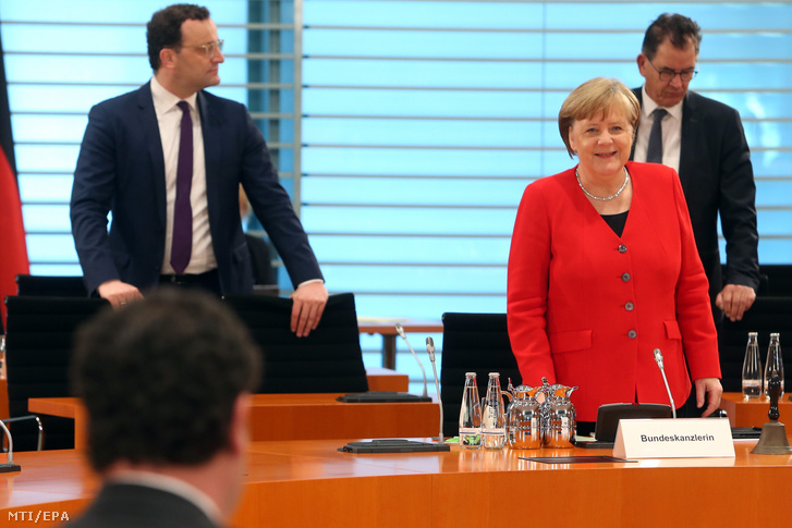 Angela Merkel német kancellár (j) és Jens Spahn német egészségügyi miniszter (b) a kabinet heti munkaülésén a berlini kancellári hivatalban 2020. május 6-án
