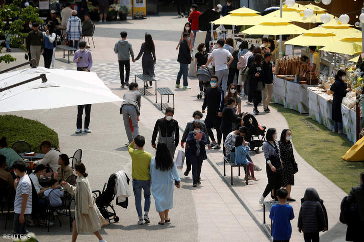 Látogatók a Dél-koreai Gimpo város egyik bevásárlóközpontjában 2020. május 1-jén.