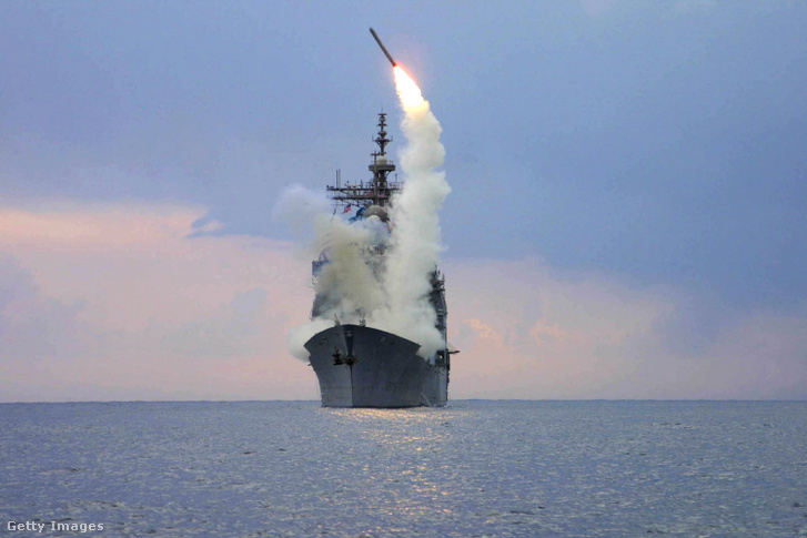 Tomahawk szárazföldi rakétát (TLAM) lőnek ki az USS Cape St. George cirkálóról a Földközi-tenger keleti részén, 2003. március 23-án.