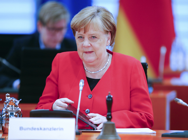 Angela Merkel német kancellár a kabinet heti munkaülésén a berlini kancellári hivatalban 2020. május 6-án