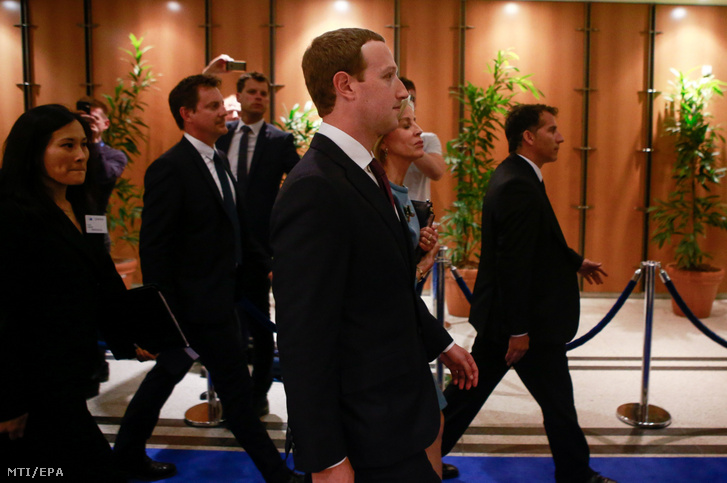 Mark Zuckerberg a távozik az Európai Parlament brüsszeli épületéből a Facebook körül kirobbant botránnyal kapcsolatos meghallgatása végén 2018. május 22-én.