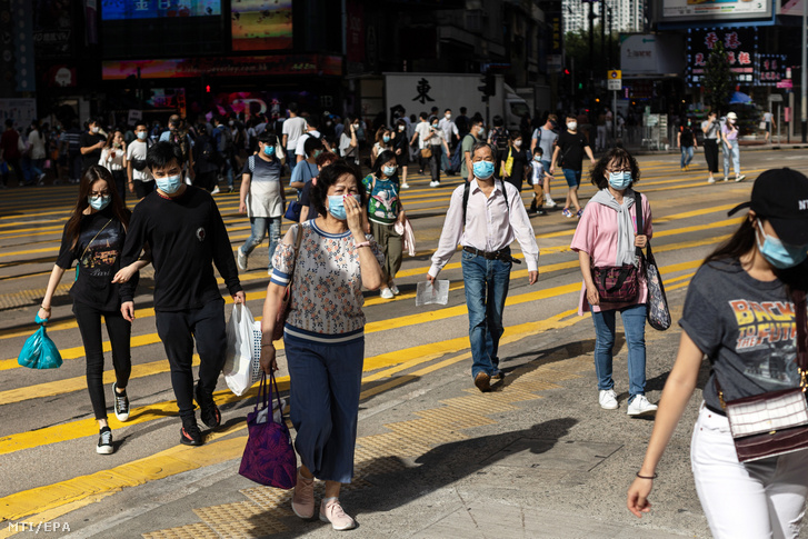 Hongkong egyik bevásárlóutcája 2020. május 5-én. Hongkongban május 8-tól enyhítik a korlátozásokat már nyolcfős csoportokban is ki lehet majd menni a szabadba