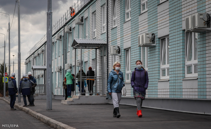 Egészségügyi dolgozók új munkahelyük előtt 2020. április 20-án miután alig több mint egy hónap alatt elkészült az új koronavírus okozta megbetegedések kezelésére épült kórház a Moszkva környéki Golohvasztovóban. A létesítmény a koronavírus-járvány befejeződése után is tovább működik a fertőző betegségek kórházaként.