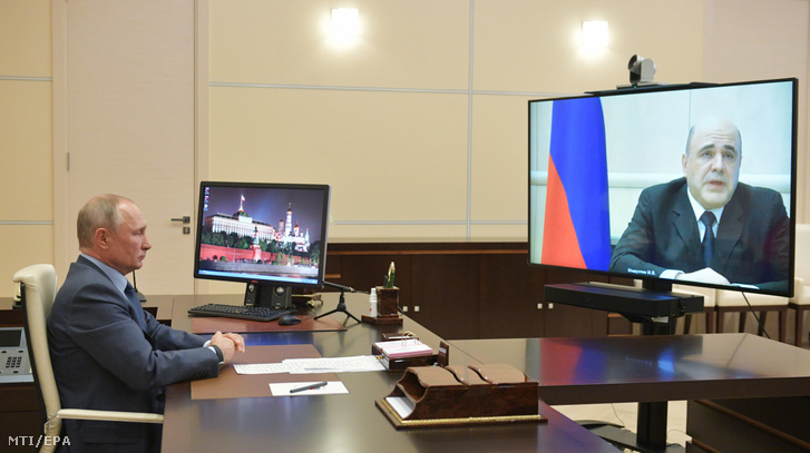 Vlagyimir Putyin orosz elnök tárgyal Mihail Misusztyin orosz miniszterelnökkel vidéki rezidenciáján a Moszkva melletti Novo-Ogarjovóban 2020. április 30-án. Ezen a napon Misusztyin bejelentette hogy megfertőződött az új koronavírussal ezért önkéntes karanténba vonul.