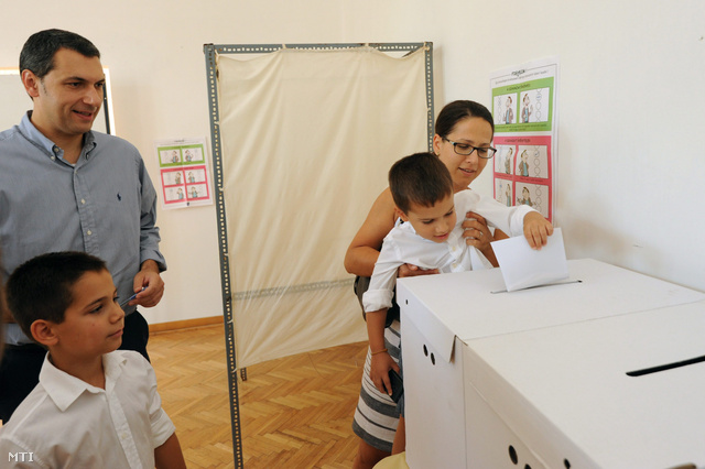 Lázár János a Miniszterelnökséget vezető államtitkár korábbi polgármester feleségével és gyermekeivel leadja szavazatát