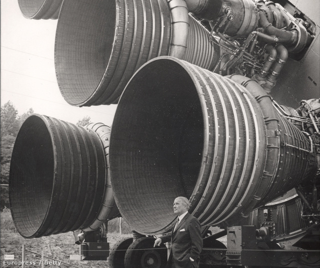 Wernher von Braun a Saturn V rakéta F1 jelzésű hajtóműve előtt