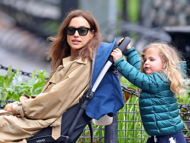 Irina Shayk sétálni ment lányával, végül a hároméves tolta őt