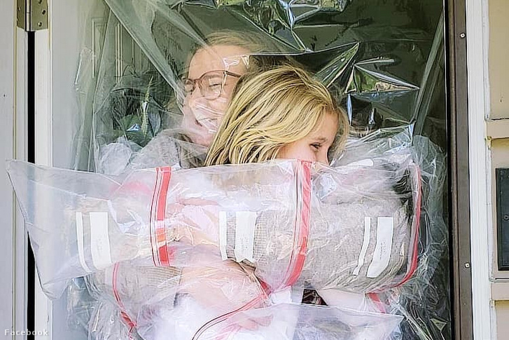 Egyik boldog diák örömkönnyekkel öleli Kelsey-t